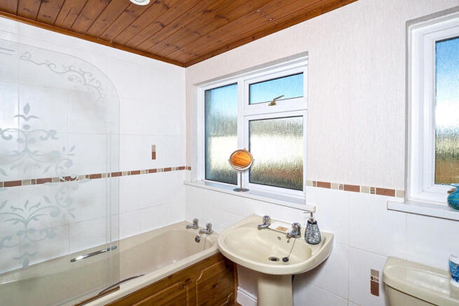 Family Bathroom / WC