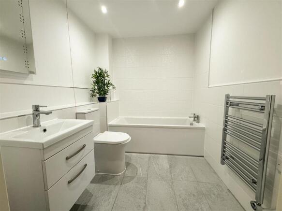 2 bed Apartment for sale Image 12