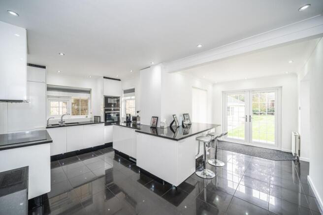 5 bed Detached for sale Image 8