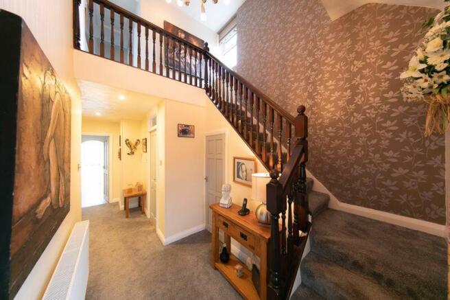 Entrance hallway & feature stairc...