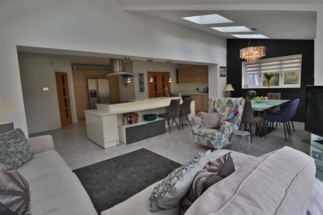 OPEN PLAN FAMILY/DINING ROOM/KITCHEN