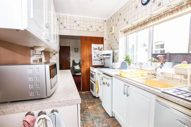 FITTED KITCHEN
