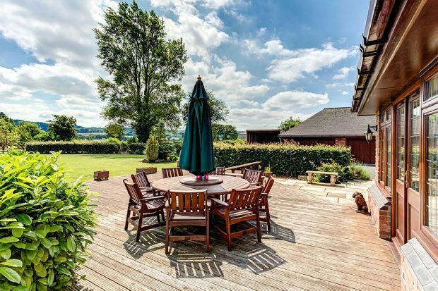 OUTSIDE SEATING AREA