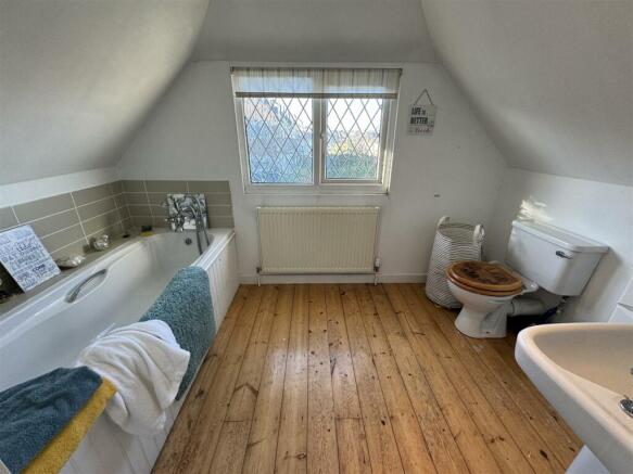 ENSUITE BATHROOM FIRST FLOOR