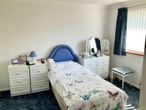 bedroom 1 pic2.jpg