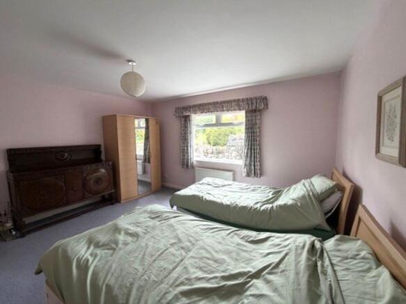 5 bed Detached for sale Image 9