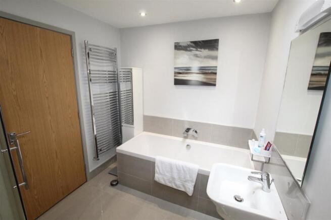 Bed 2 En-Suite Bathroom