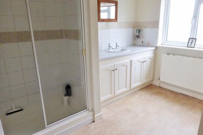 En suite shower r...