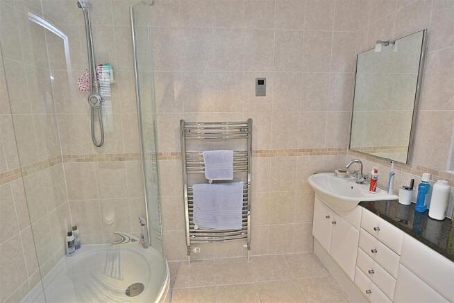 EN SUITE SHOWER ROOM