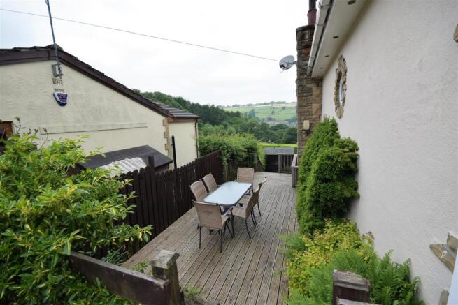 16 Corbiere, Elland Road, Ripponden, HX6 4JN Garde