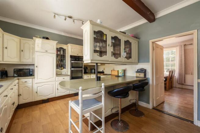 6 bed House for sale Image 4