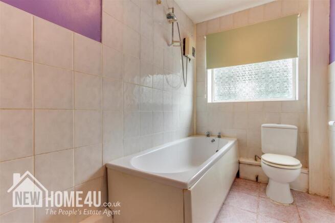 FAMILY BATHROOM: