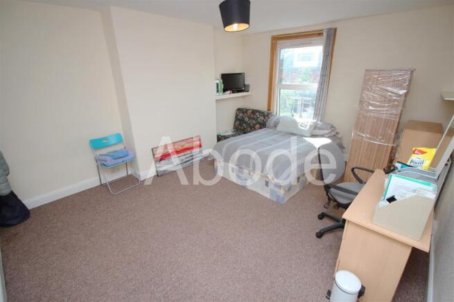 4 bed House to rent Image 5
