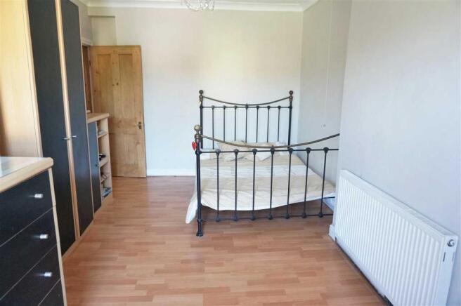FRONT BEDROOM 3 :