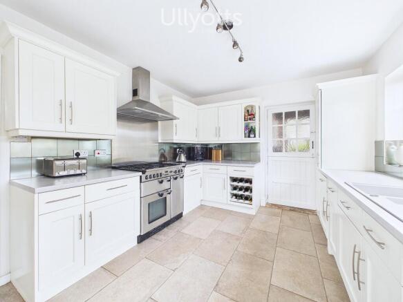 5 bed Detached for sale Image 6