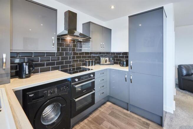 2 bed Apartment to rent Image 5