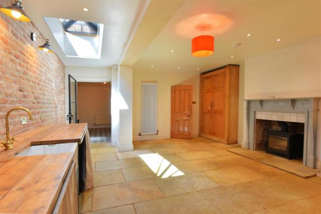 5 bed Town House to rent Image 4