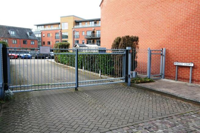bradleycourt,65entrance.JPG