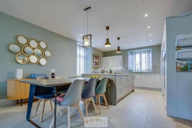 4 bed Semi-Detached for sale Image 6