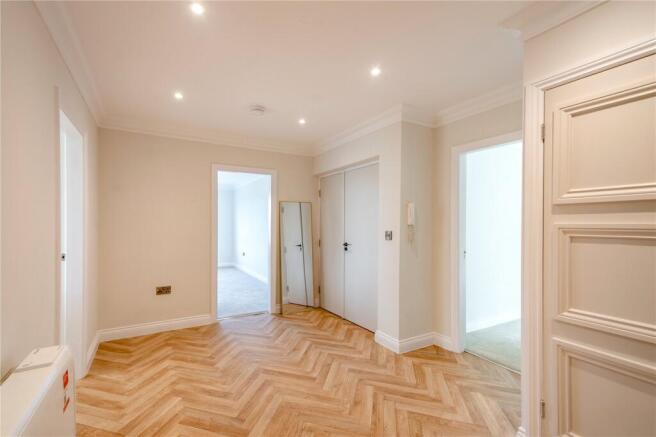 3 bed Flat for sale Image 9