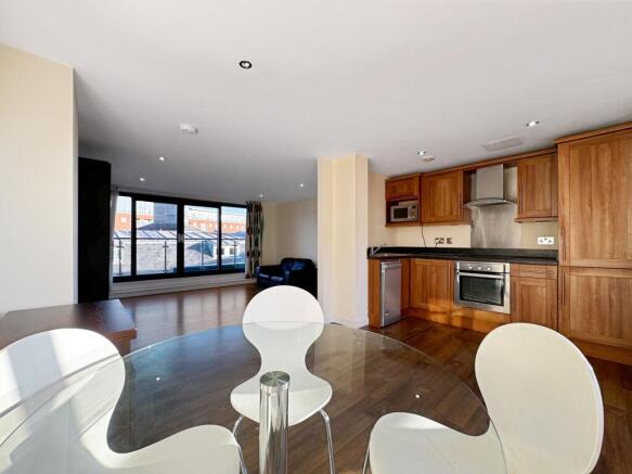 2 bed Apartment to rent Image 6