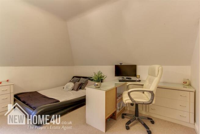 MASTER BEDROOM: