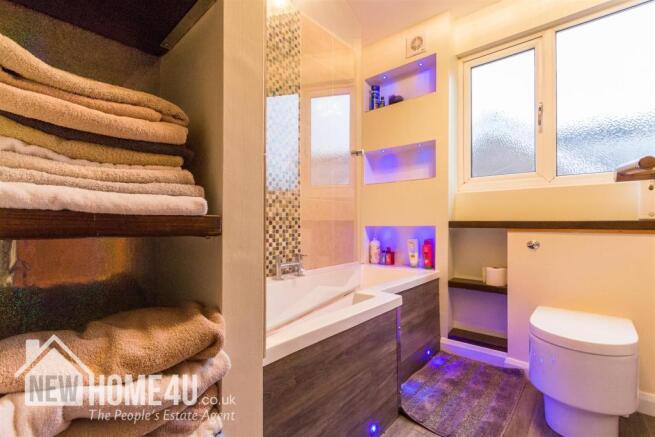 FAMILY BATHROOM: