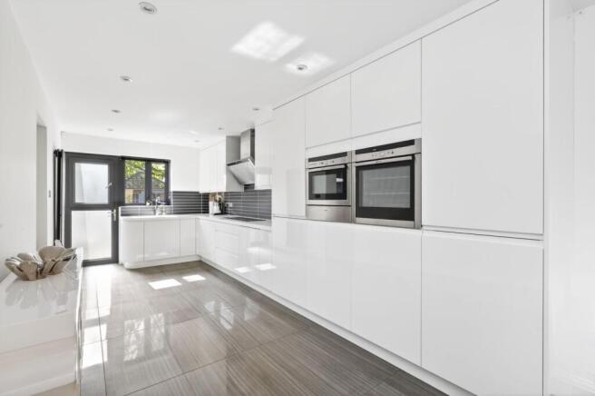 4 bed Detached for sale Image 12