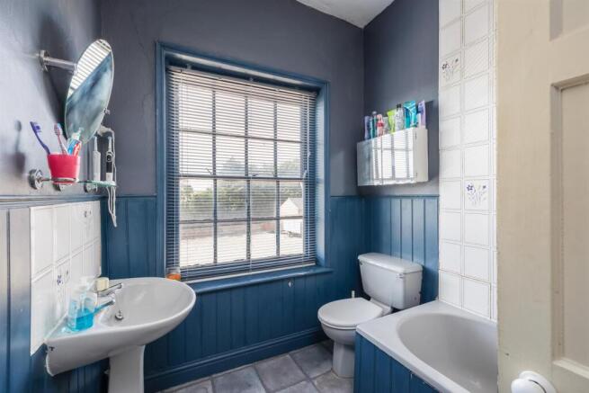 6 bed House for sale Image 10