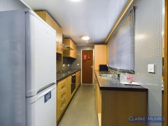 3 bed House Share to rent Image 9