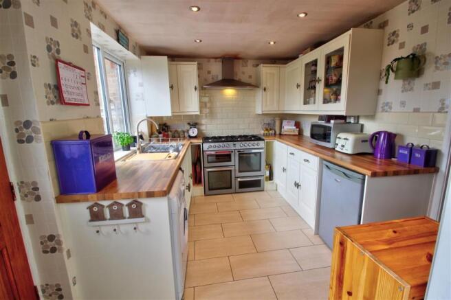 FITTED KITCHEN