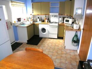 KITCHEN/DINING AREA