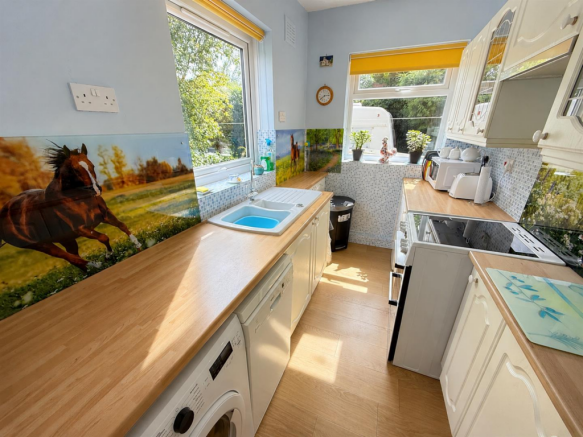 Thorncroft Drive, Barnston, Wirral photo 4