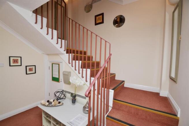COMMUNAL ENTRANCE FOYER