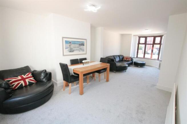 MODERN OPEN PLAN LIVING/ DINING ROOM
