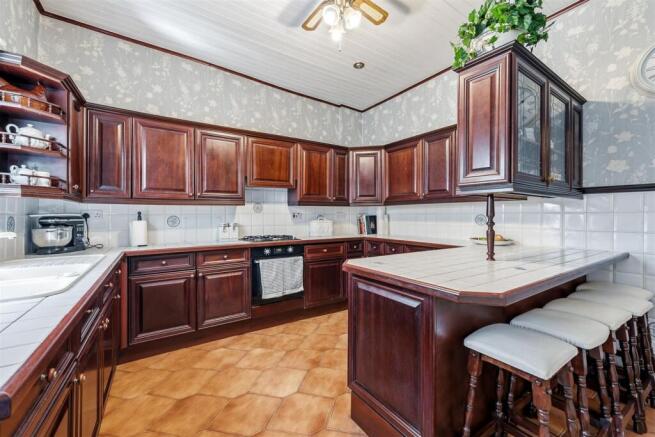 6 bed Semi-Detached for sale Image 8