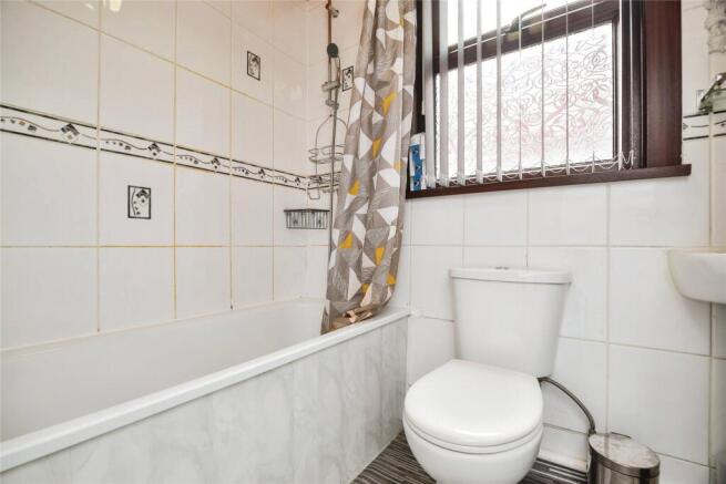 5 bed House to rent Image 5