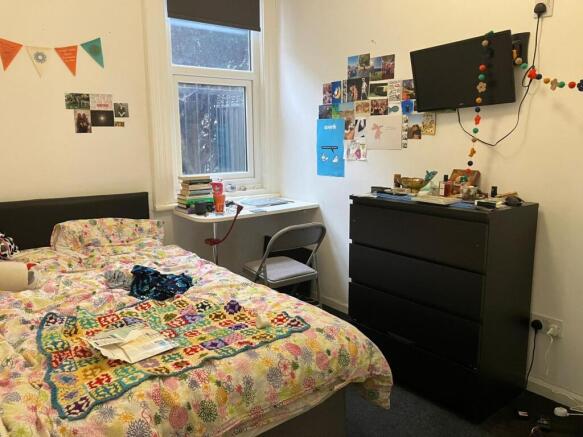 Bright, neatly presented double bedroom with a ...