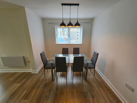 2 bed Flat to rent Image 6
