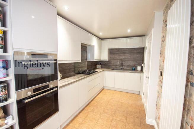 4 bed House for sale Image 9