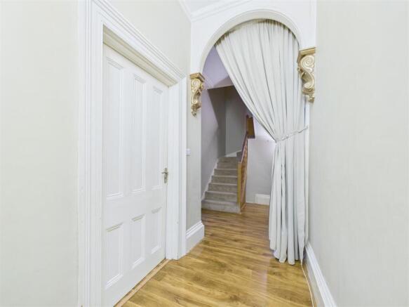 7 bed Semi-Detached for sale Image 8