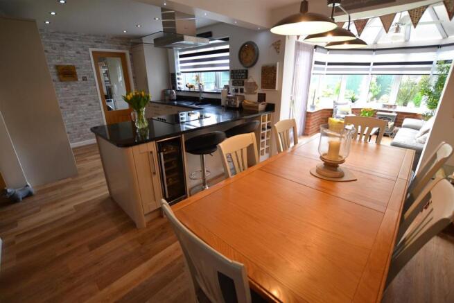 OPEN PLAN FAMILY DINING KITCHEN