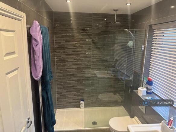 Master En-Suite Bathroom 
