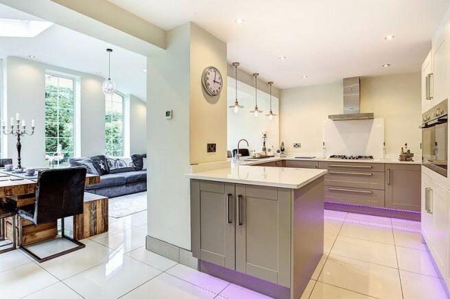 KITCHEN/FAMILY...
