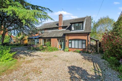 Family Home with Beautiful Views in Corpusty