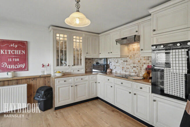 4 bed Detached for sale Image 6