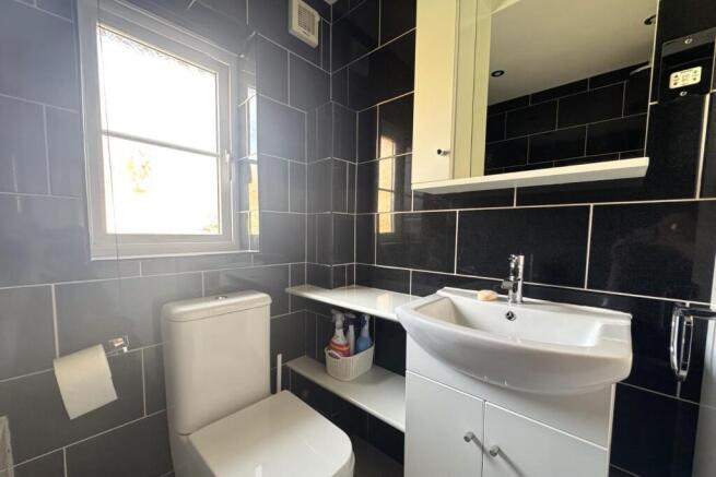 Bathroom 2.jpg