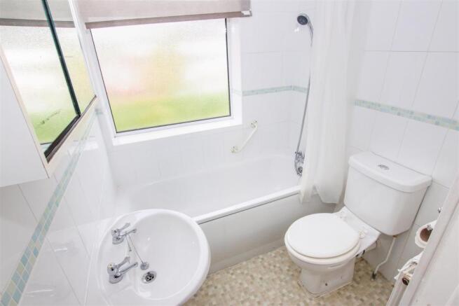 FIRST FLOOR BATHROOM