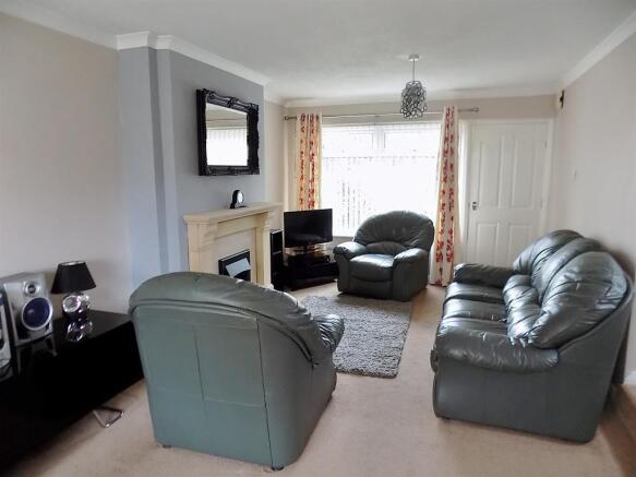 Dining Area to Lounge