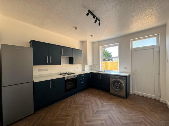 2 bed Terraced to rent Image 4